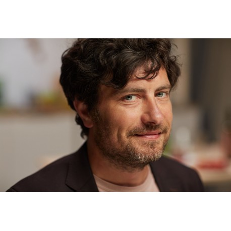 7 Professional Poses for Your Headshots