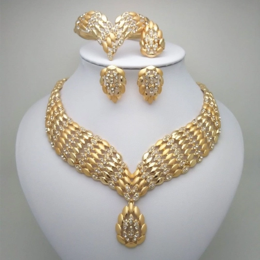 Extraordinary Queens Jewelry Set Gold (Beautiful Queen Set 1)