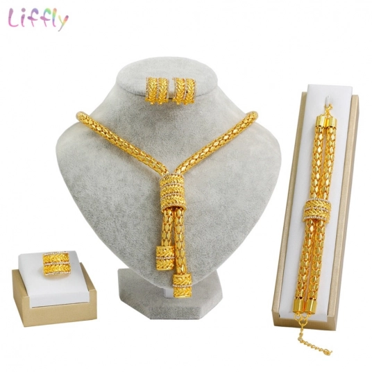 Extraordinary Queens Gold Jewelry Sets (Beautiful Queens Jewelry Sets 9)