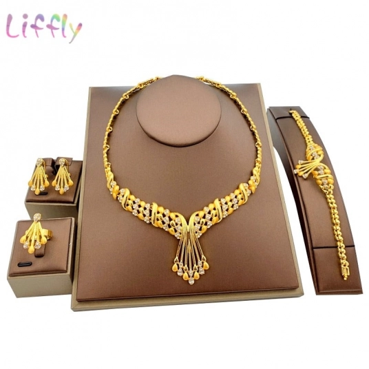 Extraordinary Queens Gold Jewelry Sets (Beautiful Queens Jewelry Sets 10)