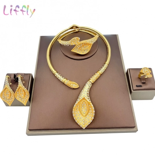 Extraordinary Queens Gold Jewelry Set (Beautiful Queens Jewelry Set 17)