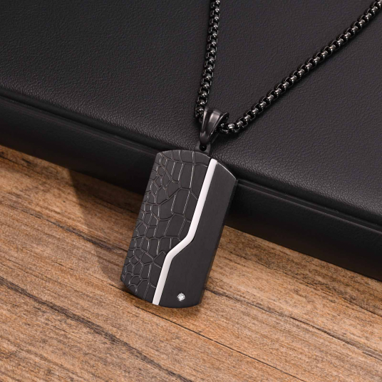 Stijlvolle zwart wit ketting met steentje