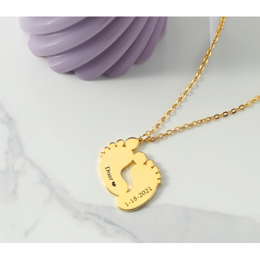 Maak een blijvende herinnering met onze gepersonaliseerde babyvoetjes ketting zilverkleurig!