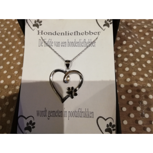 Hondenliefde in een hartvormige ketting