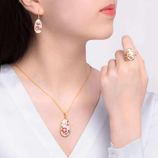 Plum Blossom Mosaic Mother of Pearl Necklace Gold