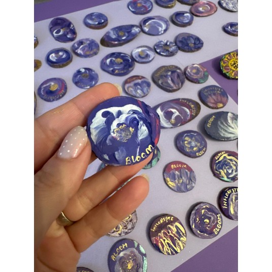 Broșă pictată - felie de lemn