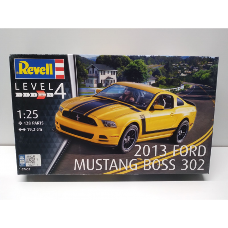 1-25 2013 Ford Mustang BOSS 302 REVELL model kit
