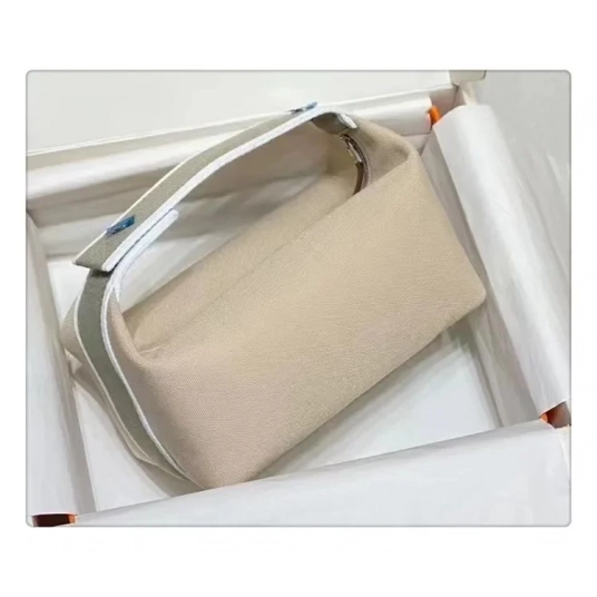 2024 New Large Capacity Canva Makeup Bag Soft Texture Fashionable Women's Shoulder Bag Color Blocking Handbag From China